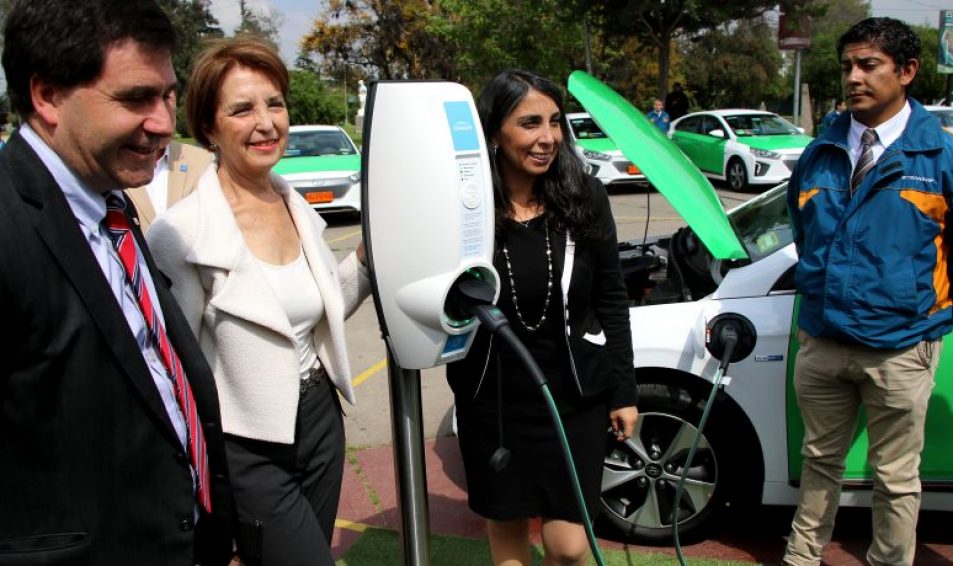 Ministra Transportes, Gloria Hutt, presentó la nueva flota de 60 taxis eléctricos que se sumarán al Plan de Transporte del Tercer Milenio