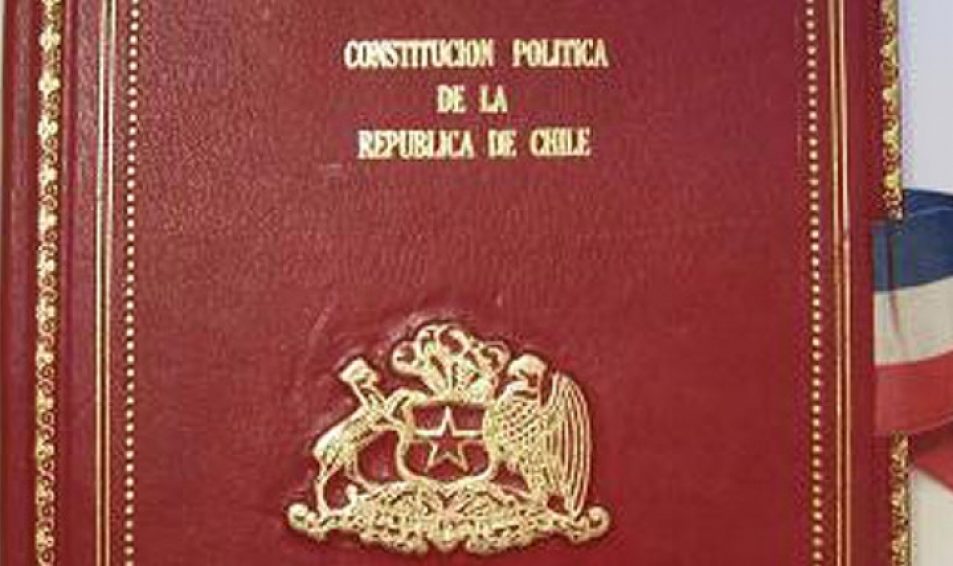 «Una Constitución mínima para una democracia máxima», por Hernán Larraín